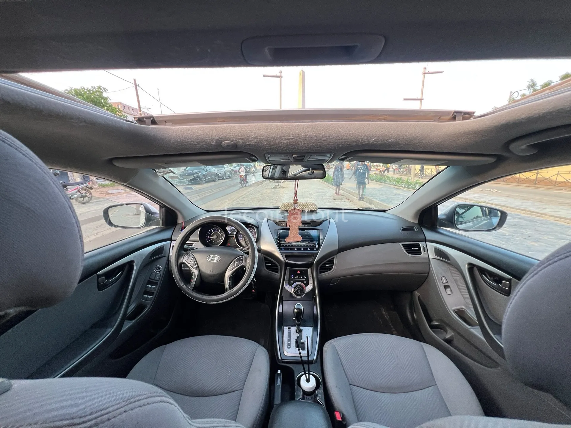 Marque : *HYUNDAI*  Modèle : *Elantra* Année :  *2014* Carburant: essence ⛽️  Boite vitesse : Automatique essence — photo 8, Dakar