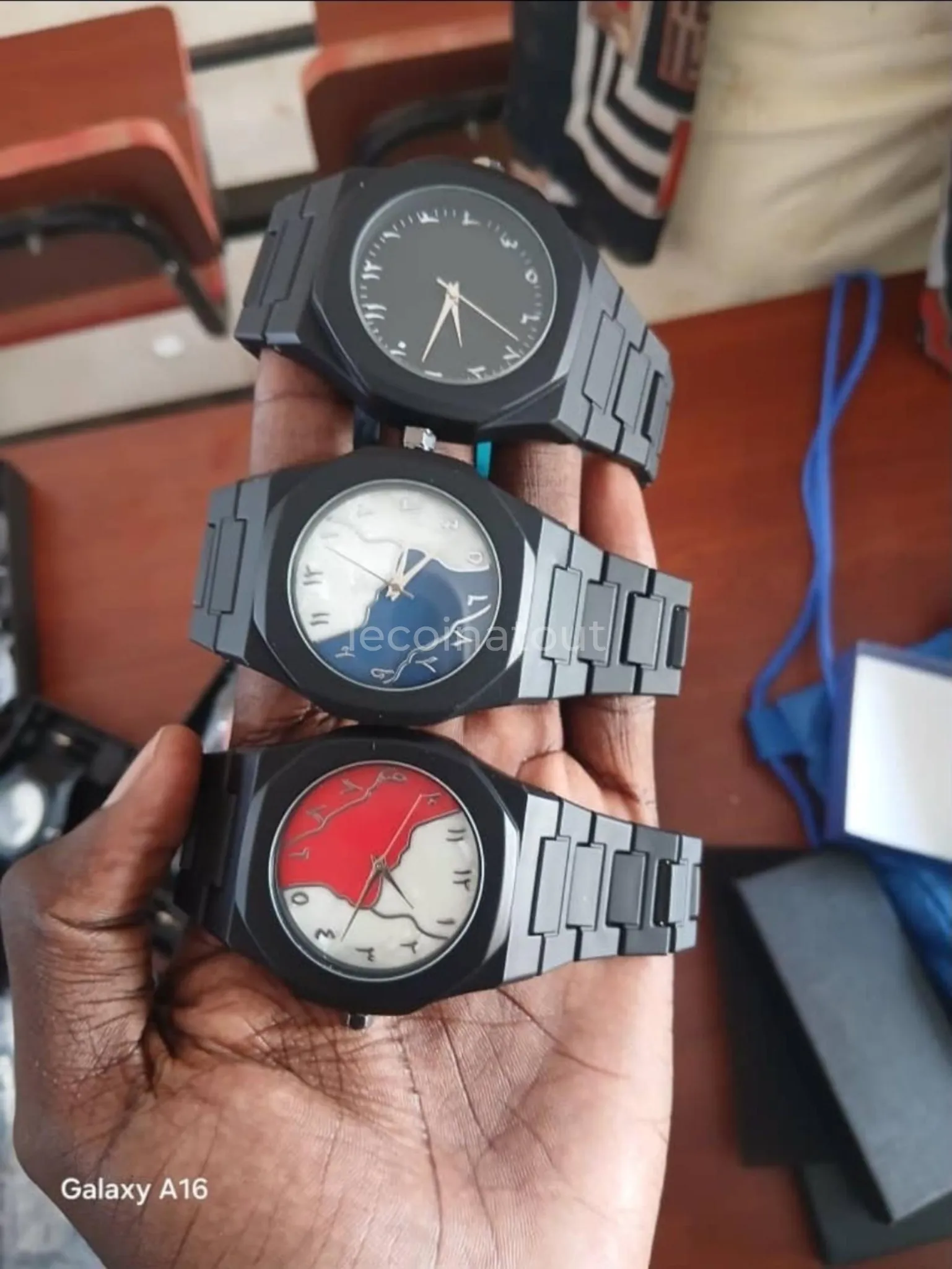 Montres Cadran Chiffres Arabes Noir Mat – Neuves avec Coffret — photo 1, Touba