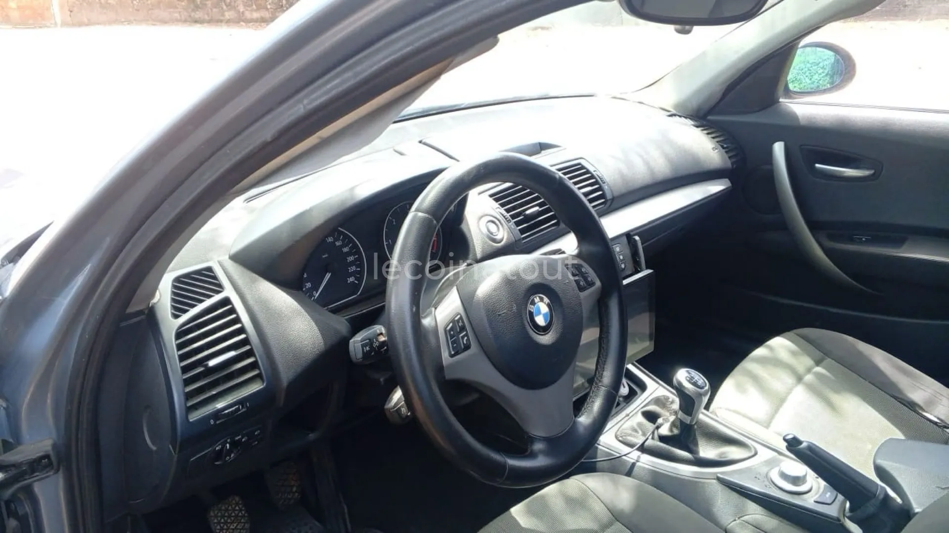 BMW Série 1 (génération E87, phase 1 ou restylée) de couleur grise, une berline compacte à 5 portes. — photo 5, M'bour