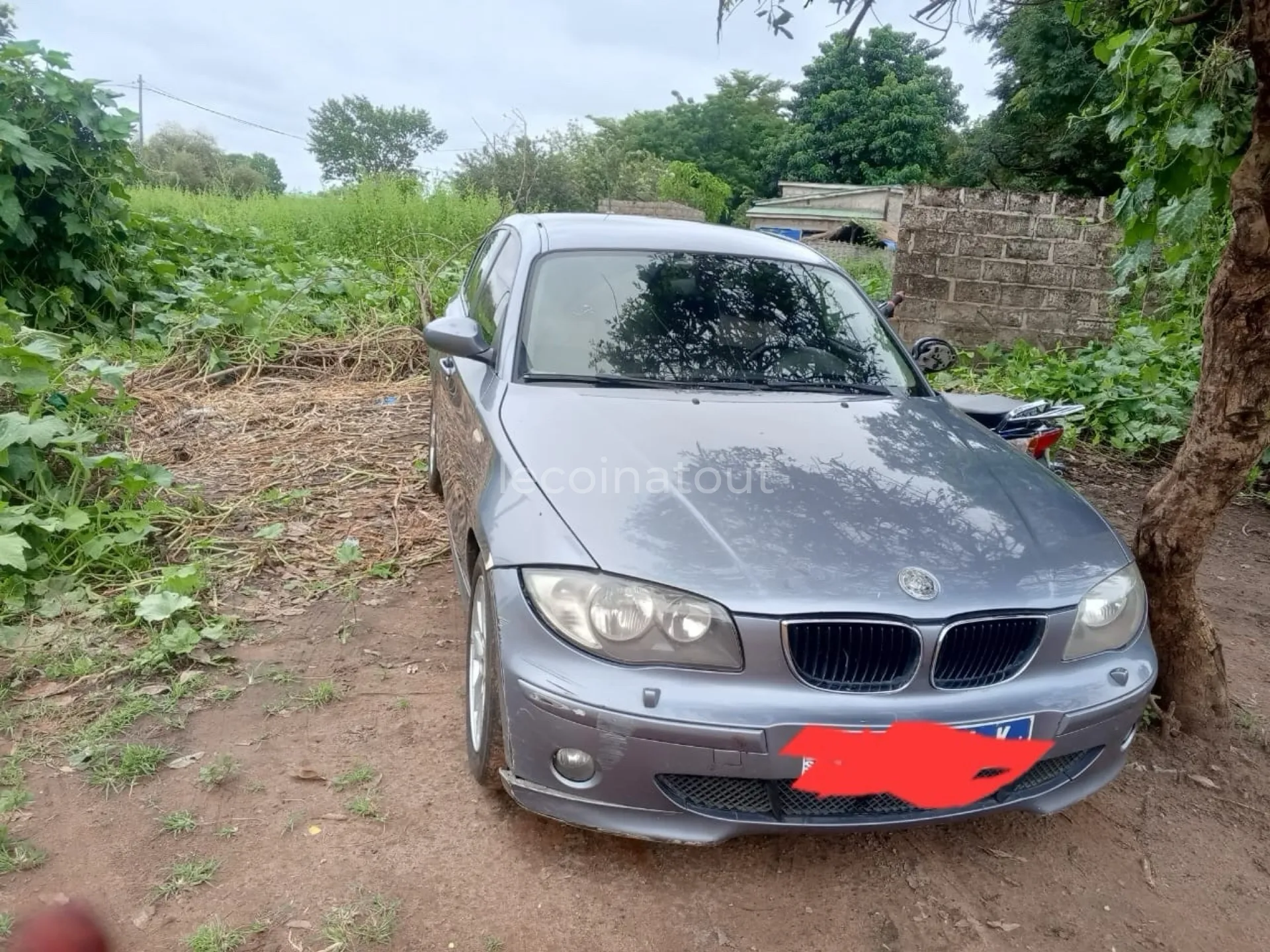 BMW Série 1 (génération E87, phase 1 ou restylée) de couleur grise, une berline compacte à 5 portes. — photo 2, M'bour